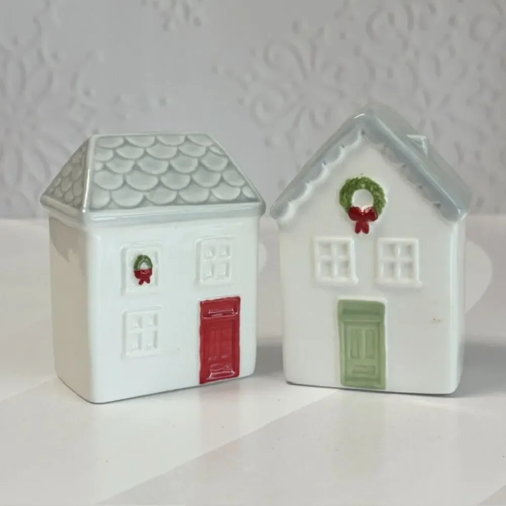 Christmas House Salt Pepper Shakers Ceramic Wreath Red Green Doors Set of 2